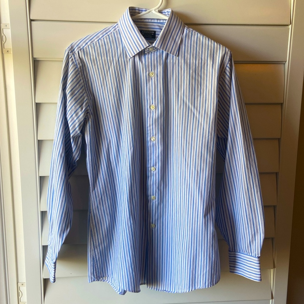 Arrow. Men’s lung sleeve fitted button-down. Size 32/33.